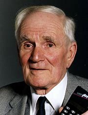 Desmond Llewelyn